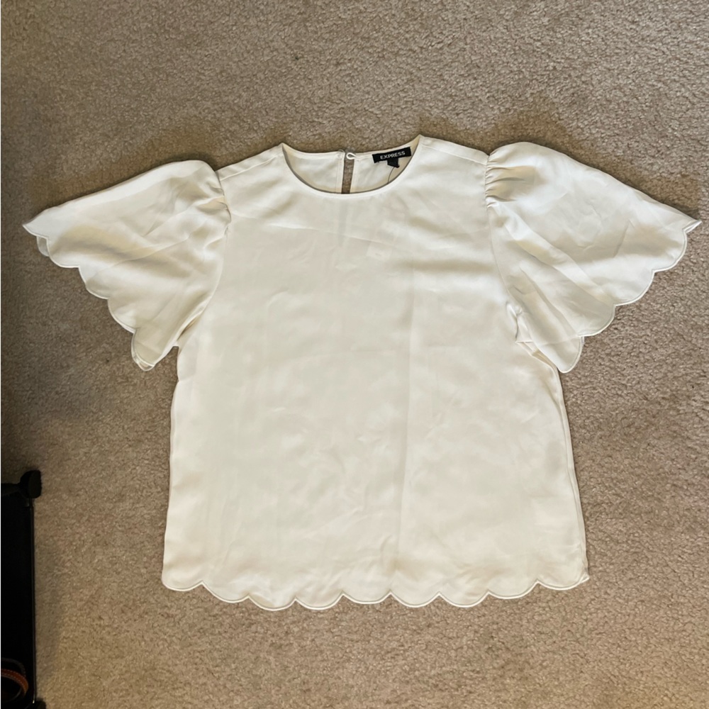 Express off-white blouse with scalloped edges and short sleeves Size M